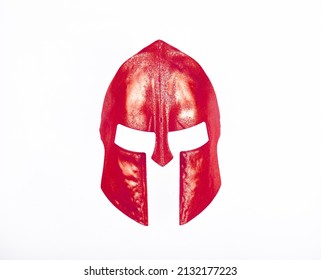 helm spartan merah diisolasi dengan latar belakang putih