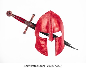 helm spartan merah diisolasi dengan latar belakang putih