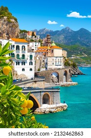 Schöne Aussicht auf Amalfi an der Mittelmeerküste mit Zitronen im Vordergrund, Italien