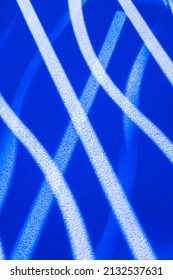 abstract ontwerp van blauwe getextureerde lichtgolven op zwarte achtergrond technologie achtergrond of behang gebogen golvende blauwe lijnen verticaal formaat kamer voor type of logo licht en donkerblauw verloop