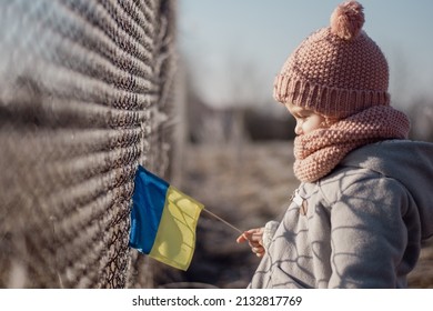 Meisje met Oekraïense vlag, vragen om vrede, kinderen tegen oorlog, kinderen in gevaar, vrijheid, stop met vechten, blauw geel