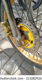 đĩa trước xe máy với họa tiết đơn giản màu vàng.