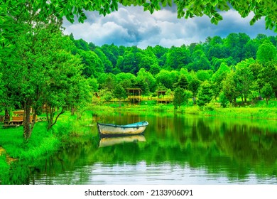 Vista al lago en primavera. vista del lago en el parque. Vista del estanque entre los árboles verdes. Paisaje del lago en el bosque. Paisaje del río en el parque. paisaje de la naturaleza. Montaña Uludag. Bursa, Turquía.