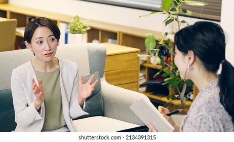 オフィスで話しているアジアの女性。インタビュー。コンサルティング。カウンセラー。セラピスト。