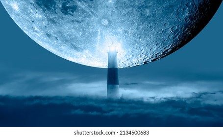 前景の灯台に雲の中に超満月がある夜空「NASA​​が提供するこの画像の要素」