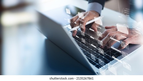 Desenvolvedor de negócios utilizando o framework Kanban em um laptop. Ferramenta ágil de gerenciamento de projetos para desenvolvimento de software, otimizada para mudanças rápidas, conceito de gerenciamento de projetos.