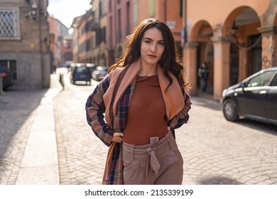Chân dung người phụ nữ xinh đẹp ngoài trời ở Bologna, Ý. Xem toàn cảnh với nền thành phố không tập trung.