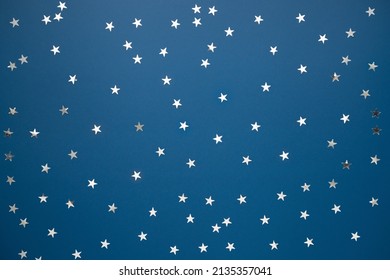 fundo azul com confete de estrelas prateadas. Conceito de minimalismo de céu noturno. Fundo limpo para banner da web