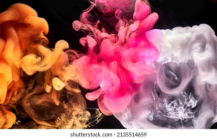 Orangefarbener rosafarbener Rauch auf schwarzem Tintenhintergrund, bunter Nebel, abstraktes wirbelndes Ozeanmeer, Acrylfarbenpigment unter Wasser