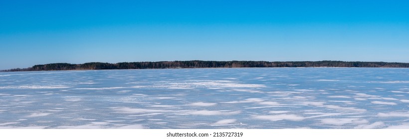 lago de primavera en hielo contra el panorama del cielo 2022