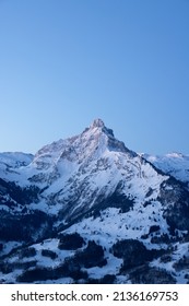 スイス アルプスの山の素晴らしい日の出。山は雪で覆われ、太陽に照らされようとしています。なんて素晴らしい風景でしょう。