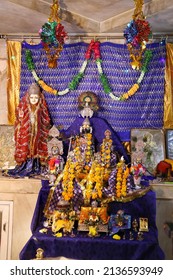 Lord Krishnas sorte idol fylder en messe i landsbyen Jhitda på den anden dag i Holi