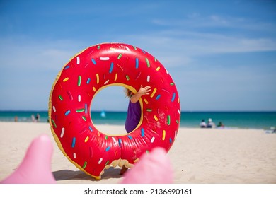 Homer Simpson rode donut op strand blauwe lucht