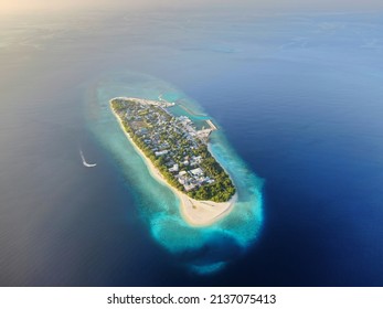 Atolón paraíso tropical Isla de Ukulhas vista aérea Arrecife de coral de Maldivas Bahía de arena y palmeras