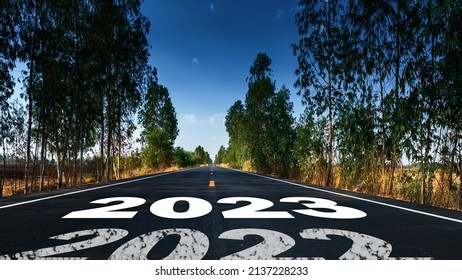 Berichtjaar 2022 vervangen door 2023 geschreven op snelwegweg in het midden van lege asfaltweg mooie blauwe lucht. Vaarwel 2022 hallo tot 2023 gelukkig nieuwjaar komend concept.