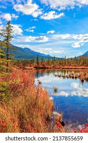 紅葉の山と湖。ヴァーミロン湖は雪のように白い雲を反映しています。カナダのロッキー山脈の壮大な黄金の秋。