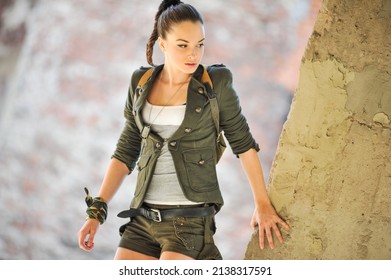 Hermosa mujer con ropa militar al estilo Lara Croft