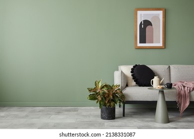 Compozitie interioara creativa living cu canapea moderna, decoratiuni pentru casa si accesorii personale. perete de eucalipt. Șablon. Copiați spațiu.