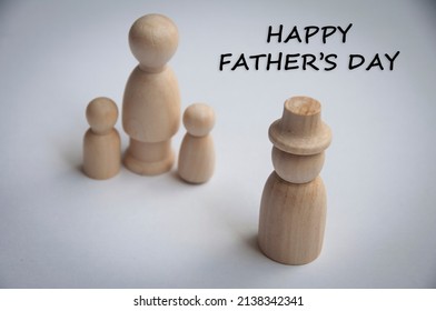Deseos del día del padre feliz con modelo de muñeca de madera de un padre y una familia. Concepto del día del padre.