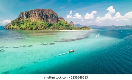 Nước màu ngọc lam nhiệt đới với một chiếc thuyền đuôi dài của Thái Lan chạy qua một rạn san hô và Đảo Ko Poda ở biển Andaman của Krabi Thái Lan