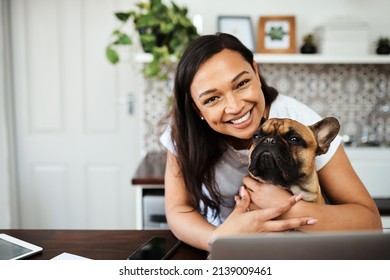 私の心への道は足跡でいっぱいです。自宅で仕事をしている間、膝の上にペットの犬と一緒に座っている若い女性の肖像画。