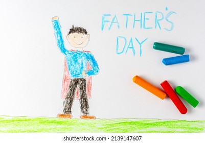赤いスーパーヒーローのマントを着た父親は、子供の絵に描かれています. 碑文の父の日。