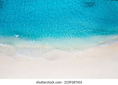 Afslappende luftstrand scene, sommerferie ferie skabelon banner. Bølger surfer med en fantastisk blå havlagune, havkyst, kystlinje. Perfekt luft drone ovenfra. Fredelig lys strand, ved havet