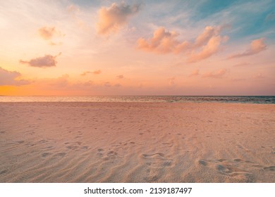 Closeup Mier Sand Plage. Erstaunlech eidel Strandlandschaft. Inspiréiert tropescher Insel Mieresbild Horizont. Orange gëllen purpurroude Sonnenënnergang Sonnenopgang Himmel roueg Sonneliicht. Summer Vakanz Rees Vakanz Kopie Plaz