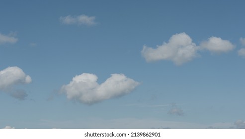 Những đám mây trắng đơn giản trên bầu trời xanh vào giữa trưa