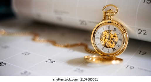 計画、スケジューリング、会議、または予定のためのカレンダーの概念に対する懐中時計