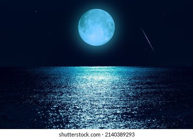 海の地平線上の星空と月。
