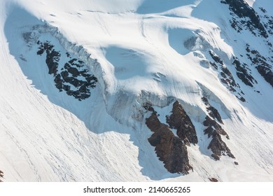 Khí quyển nhìn ra sông băng tuyệt đẹp trên núi đá với tuyết dưới ánh sáng mặt trời. Khung cảnh núi cao tuyệt vời với bức tường núi tuyết ở độ cao rất cao. Phong cảnh núi non hùng vĩ với sông băng trên đá.