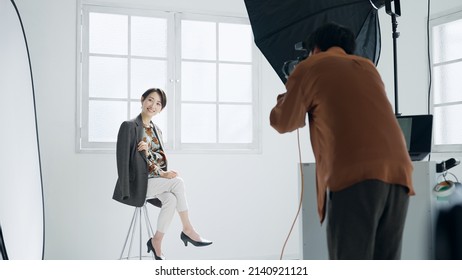 Fotógrafo masculino y modelo femenino tomando una foto