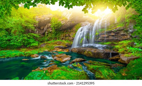 vista de la cascada en el bosque. escena de cascada en primavera. Paisaje natural en el bosque. rayos de sol cayendo en el bosque. paisaje natural en verano. Parque nacional de la montaña Uludag, Bursa, Turquía.