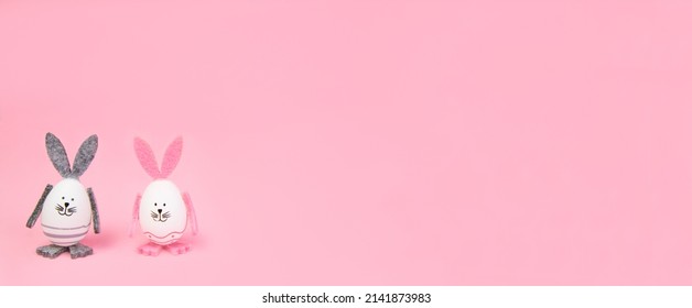 イースター。ピンクの背景に自分の手を持つイースターバニー。コンセプト モーション キャプチャとバナー、お祝い、広告、招待状。高品質の写真