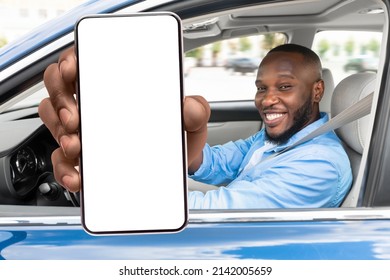 Hombre negro feliz con teléfono inteligente en blanco en la mano sentado en un auto de lujo, hombre afroamericano sonriente demostrando teléfono móvil con pantalla blanca, recomendando nueva aplicación o sitio web, collage, maqueta