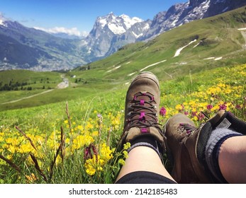 Wandelaars belonen - een rustpauze nemen in de Jungfrau-regio in de Zwitserse Alpen. Genieten van de verbazingwekkende schilderachtige Alpenbergen