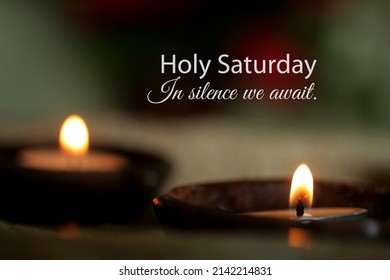 聖土曜日のコンセプトで、伝統的な陶器のボウルにろうそくの明かりとテキストの引用 – 沈黙の中で私たちは待っています。ハッピーホーリーサタデー、復活祭前の聖週間。