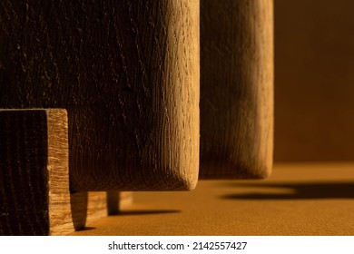 Fondo de color cálido abstracto con largas sombras en la pared y formas geométricas. Foto horizontal de alta calidad.