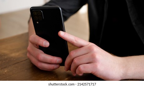 Man maakt stiekem een ​​foto met smartphone