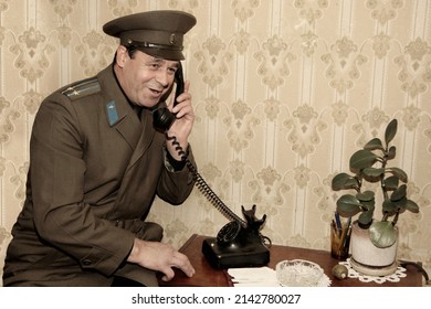 受話器を持ち、固定電話で話しているソビエト将校の形をした男性の肖像画。