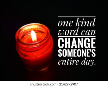 Fondo borroso a la luz de las velas con citas inspiradoras - Una palabra amable puede cambiar el día entero de alguien