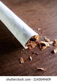 Detalle de tabaco derramado fondo de madera abatanada.