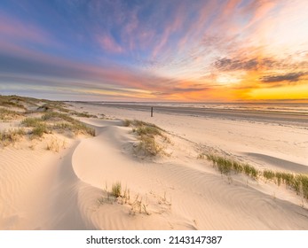 Strand und Dünen Holländische Küstenlandschaft gesehen von Wijk aan Zee über der Nordsee bei Sonnenuntergang, Niederlande