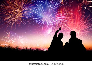 gia đình hạnh phúc ngồi trên sàn và xem pháo hoa