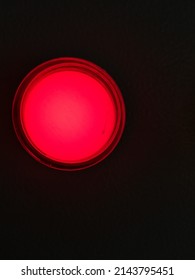 黒い背景に遷移円を持つ抽象的なフラクタル赤い光。光る渦。光るスパイラル カバー。孤立した光源。周りにハロー。スペーストンネル。