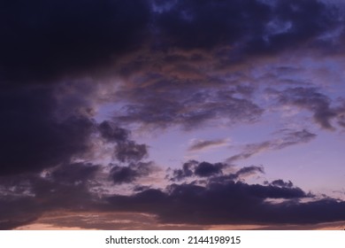 夕方の暗い雷雨または雨雲と紫とオレンジ色の空。