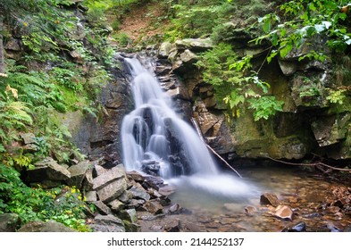 Wasser strömt die Kaskady Rodła (Rodła-Wasserfälle) an den Hängen des Mt. Barania Góra, Schlesische Beskiden, Polen