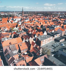vista del casco antiguo alemán desde arriba vista desde el trono casas de ladrillo visibles de gran angular techos naranjas calle y aguja de la iglesia se eleva sobre la ciudad pequeños patios acogedores y estilo azul cielo