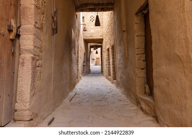 サウジアラビア北西部、アル・ウラー旧市街の古代の泥の建物の内部の景色